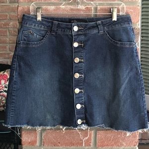ROYALTY FOR ME Wannabettabutt? Buttoned Denim Mini Skirt Raw Hem 8